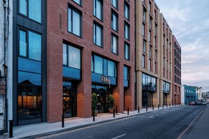 Situated on a street corner, this hotel offers views of the surrounding area from its large windows.
