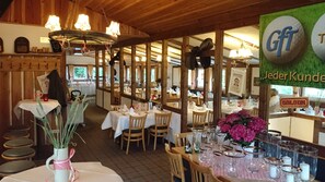 Serveert lunch en diner, internationale gerechten