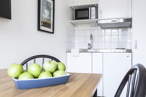 Kylskåp, mikrovågsugn, spishäll och kaffe- och tebryggare