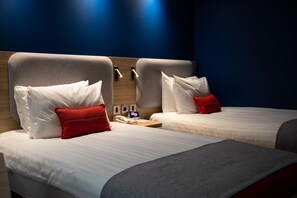 Quarto standard, 2 camas de solteiro, acessível (with Free Hot Breakfast) | 1 quarto, cortinas blackout, quartos à prova de som