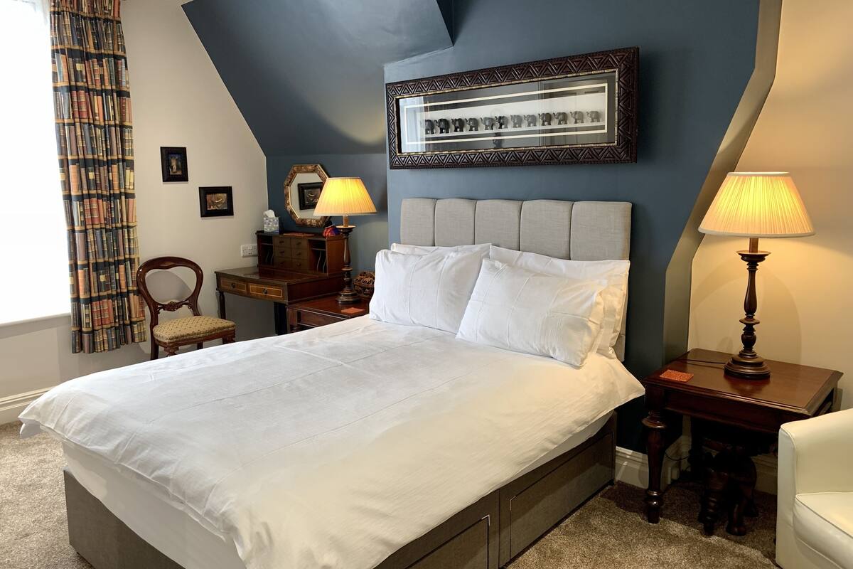 1 bedroom, premium bedding, desk, soundproofing