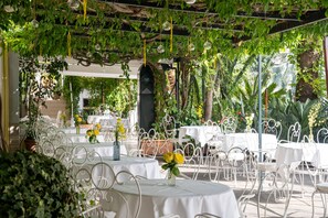 Colazione, aperto a pranzo e cena, cucina locale, con tavoli all'aperto