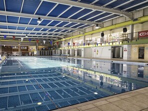 Inomhuspool och en säsongsöppen utomhuspool