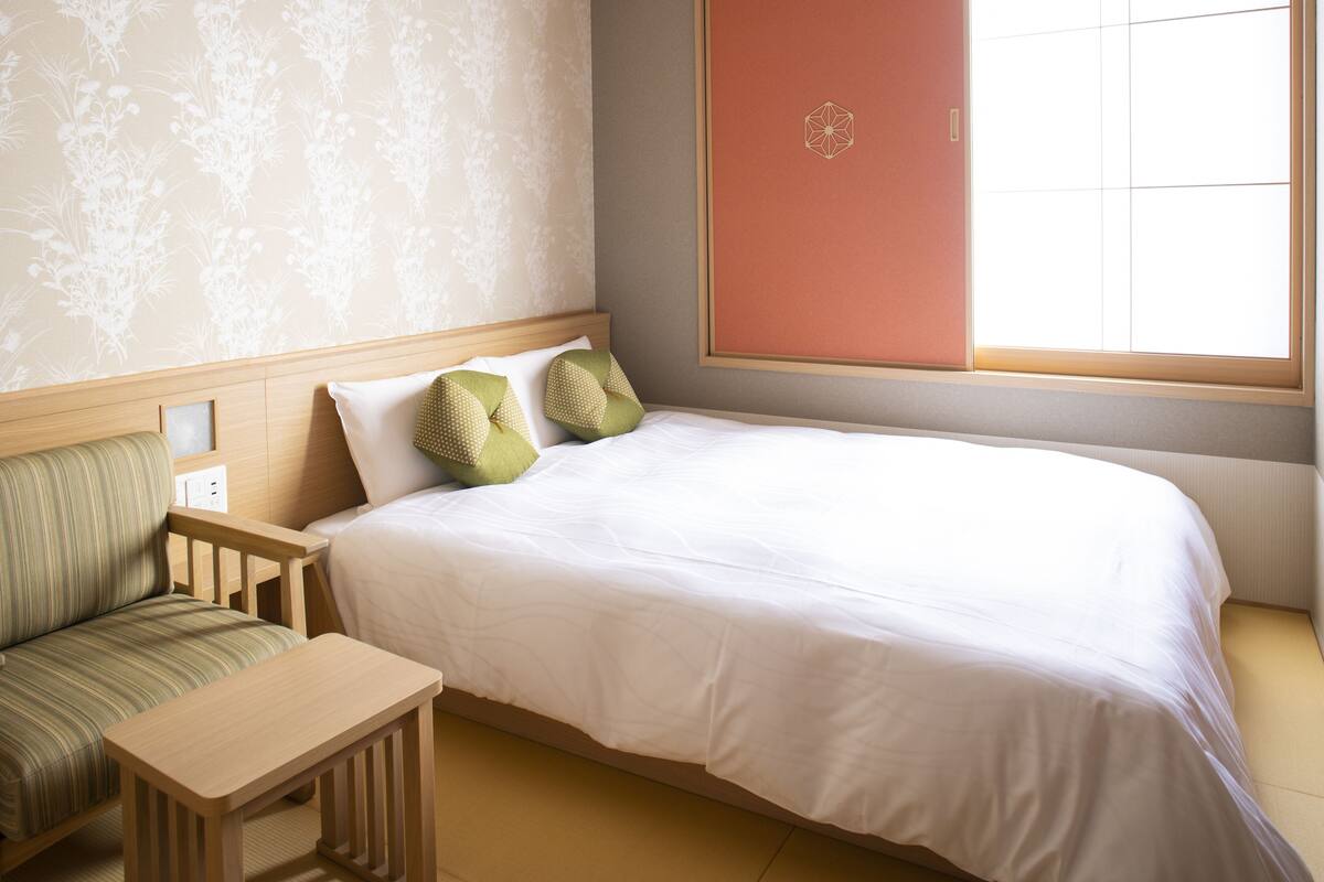 1 bedroom, down duvets, in-room safe, desk