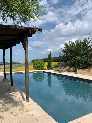 Grande piscine privée (12 x 6 m) d'eau salée avec vue imprenable 