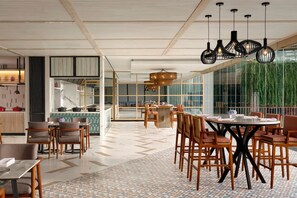 2 restaurantes, se sirven desayunos, comidas, cenas y cocina italiana