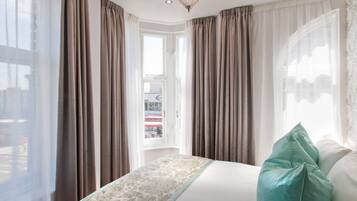 Quarto casal luxo (If extra bed required contact Hotel) | Cofres nos quartos, quartos à prova de som